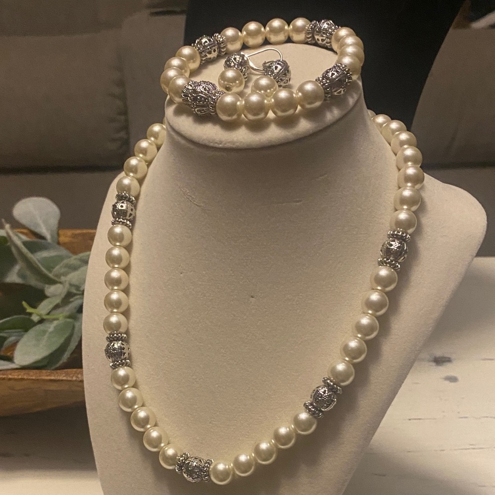 Premier Designs Audrey Pearl Necklace, Bracelet & Earrings Set